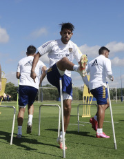 Buenos Aires, Argentina.- In the photo taken on January 7, 2021, during Boca Juniors training at the Boca Juniors Training Center in Ezeiza. With the priority placed on their return matches for the semifinals of the Copa Libertadores, Boca and River are preparing for the fifth and final date of the Championship Zone A of the Diego Maradona Cup. Both clubs and Argentinos Juniors are looking for a place in the final that will be played on Sunday, January 17 in San Juan.