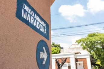 Lanús, Argentina.- In the photo taken on January 7, 2021, it shows a section of Rio de Janeiro Street in Lanús, which was named after Diego Armando Maradona. A street in the Buenos Aires municipality of Lanús was renamed this Wednesday (6) as Diego Armando Maradona, in homage to the soccer player born 60 years ago at the Evita hospital in that district, located on that artery, the municipality reported.