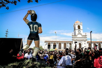 Famaillá, Argentina.- In the photo taken on January 8, 2021, shows the sculpture in honor of Maradona in Famaillá, Argentina. A town in the province of Tucumán became the first to establish a sculpture in honor of the Ten. This Friday (8), in the city of Famaillá, located about 35 kilometers from the capital, a life-size statue of Maradona was inaugurated that evokes the play of the first goal against England in the 1986 World Cup in Mexico.