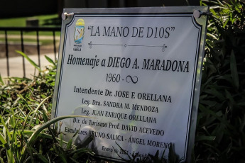 Famaillá, Argentina.- En la foto tomada el 8 de enero del 2021, muestra la escultura en honor a Maradona en Famaillá, Argentina. Una localidad de la provincia de Tucumán se transformó en la primera que estableció una escultura en honor al Diez. Este viernes (8), en la ciudad de Famaillá, ubicada a unos 35 kilómetros de la capital, se inauguró una estatua tamaño real de Maradona que evoca la jugada del primer gol a Inglaterra en el Mundial de México 1986.