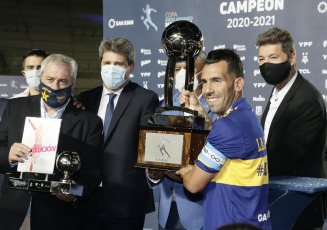 San Juan, Argentina.- Boca venció este domingo (17) a Banfield por la final de la Copa Diego Maradona y sumó una nueva página de gloria a su historia. Con la consagración en San Juan, el Xeneize alcanzó su estrella número 70 entre competencias locales e internacionales, sumando la era amateur y la profesional. Así le sacó cuatro títulos de diferencia a River, el eterno rival, y es el más ganador del fútbol argentino.