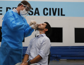 Rio de Janeiro, Brazil.- In the photos, health professionals test for Covid-19. The Minister of Health of the Nation, Ginés González García, announced through his social networks that the Malbrán Institute detected in Argentina the variants of coronavirus registered in Brazil.