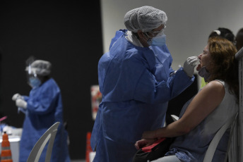 Buenos Aires, Argentina.- En la foto tomada el 17 de febrero de 2021, colas de hasta tres cuadras de autos se registraron hoy en el centro de testeo de coronavirus en el predio de La Rural, en el barrio porteño de Palermo, debido a la gran cantidad de turistas que regresaron de sus vacaciones y de docentes que mañana inician el ciclo lectivo en la Ciudad de Buenos Aires. México inició la segunda fase de su plan de vacunación masiva contra el coronavirus con personas mayores de 60 años, tras recibir este domingo 870.000 dosis, luego de casi un mes de demoras. También Colombia recibía un primer lote de 50.000 vacunas, anunció hoy el presidente Iván Duque, citado por la agencia ANSA, a cinco días de la fecha prevista para el inicio de la campaña de inmunización.