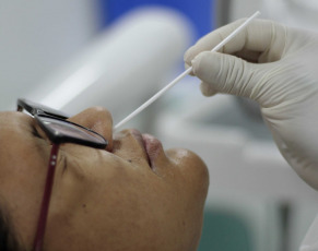 Manaus, Brazil.- In the photos, health professionals test for Covid-19. The Minister of Health of the Nation, Ginés González García, announced through his social networks that the Malbrán Institute detected in Argentina the variants of coronavirus registered in Brazil.