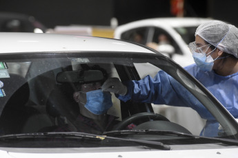 Buenos Aires, Argentina.- En la foto tomada el 17 de febrero de 2021, colas de hasta tres cuadras de autos se registraron hoy en el centro de testeo de coronavirus en el predio de La Rural, en el barrio porteño de Palermo, debido a la gran cantidad de turistas que regresaron de sus vacaciones y de docentes que mañana inician el ciclo lectivo en la Ciudad de Buenos Aires. México inició la segunda fase de su plan de vacunación masiva contra el coronavirus con personas mayores de 60 años, tras recibir este domingo 870.000 dosis, luego de casi un mes de demoras. También Colombia recibía un primer lote de 50.000 vacunas, anunció hoy el presidente Iván Duque, citado por la agencia ANSA, a cinco días de la fecha prevista para el inicio de la campaña de inmunización.