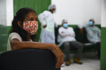 Manaos, Brasil.- En las fotos, las personas participan de una campaña sanitaria durante la pandemia de coronavirus. El ministro de Salud de la Nación, Ginés González García, anunció a través de sus redes sociales que el Instituto Malbrán detectó en la Argentina las variantes de coronavirus registradas en Brasil.