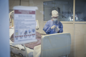 Bariloche, Argentina.- In the photos, health professionals work in a hospital during the coronavirus pandemic. The Minister of Health of the Nation, Ginés González García, announced through his social networks that the Malbrán Institute detected in Argentina the variants of coronavirus registered in Brazil.