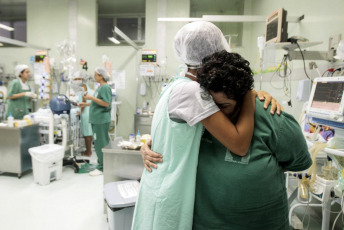 Pará, Brasil.- En las fotos, profesionales de la salud trabajan en un hospital durante la pandemia de coronavirus. El ministro de Salud de la Nación, Ginés González García, anunció a través de sus redes sociales que el Instituto Malbrán detectó en la Argentina las variantes de coronavirus registradas en Brasil.