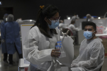 Buenos Aires, Argentina.- En la foto tomada el 17 de febrero de 2021, colas de hasta tres cuadras de autos se registraron hoy en el centro de testeo de coronavirus en el predio de La Rural, en el barrio porteño de Palermo, debido a la gran cantidad de turistas que regresaron de sus vacaciones y de docentes que mañana inician el ciclo lectivo en la Ciudad de Buenos Aires. México inició la segunda fase de su plan de vacunación masiva contra el coronavirus con personas mayores de 60 años, tras recibir este domingo 870.000 dosis, luego de casi un mes de demoras. También Colombia recibía un primer lote de 50.000 vacunas, anunció hoy el presidente Iván Duque, citado por la agencia ANSA, a cinco días de la fecha prevista para el inicio de la campaña de inmunización.