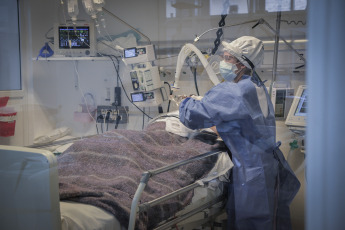 Bariloche, Argentina.- In the photos,health professionals work in a hospital during the coronavirus pandemic. The Minister of Health of the Nation, Ginés González García, announced through his social networks that the Malbrán Institute detected in Argentina the variants of coronavirus registered in Brazil.