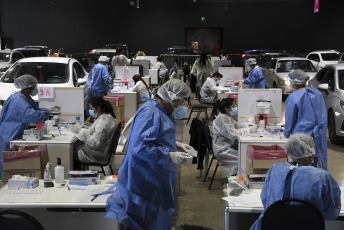 Buenos Aires, Argentina.- En la foto tomada el 17 de febrero de 2021, colas de hasta tres cuadras de autos se registraron hoy en el centro de testeo de coronavirus en el predio de La Rural, en el barrio porteño de Palermo, debido a la gran cantidad de turistas que regresaron de sus vacaciones y de docentes que mañana inician el ciclo lectivo en la Ciudad de Buenos Aires. México inició la segunda fase de su plan de vacunación masiva contra el coronavirus con personas mayores de 60 años, tras recibir este domingo 870.000 dosis, luego de casi un mes de demoras. También Colombia recibía un primer lote de 50.000 vacunas, anunció hoy el presidente Iván Duque, citado por la agencia ANSA, a cinco días de la fecha prevista para el inicio de la campaña de inmunización.