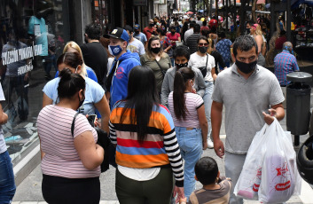 Buenos Aires, Argentina.- En las fotos, muestra las calles de Buenos Aires durante la pandemia de coronavirus. El ministro de Salud de la Nación, Ginés González García, anunció a través de sus redes sociales que el Instituto Malbrán detectó en la Argentina las variantes de coronavirus registradas en Brasil.