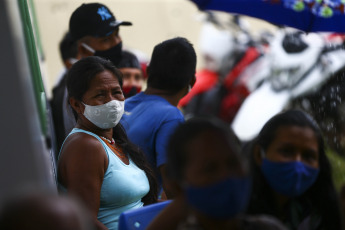 Manaos, Brasil.- En las fotos, las personas participan de una campaña sanitaria durante la pandemia de coronavirus. El ministro de Salud de la Nación, Ginés González García, anunció a través de sus redes sociales que el Instituto Malbrán detectó en la Argentina las variantes de coronavirus registradas en Brasil.