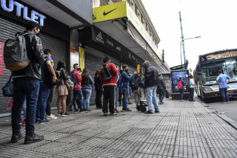 Buenos Aires, Argentina.- En las fotos, muestra las calles de Buenos Aires durante la pandemia de coronavirus. El ministro de Salud de la Nación, Ginés González García, anunció a través de sus redes sociales que el Instituto Malbrán detectó en la Argentina las variantes de coronavirus registradas en Brasil.