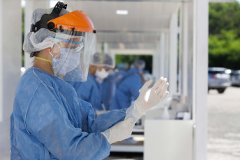 Tucuman, Argentina.- In the photos, health professionals test for Covid-19. The Minister of Health of the Nation, Ginés González García, announced through his social networks that the Malbrán Institute detected in Argentina the variants of coronavirus registered in Brazil.