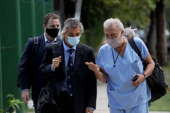 La Plata, Argentina.- En las fotos tomadas el 8 de marzo del 2021, una junta de 20 peritos inició el debate para determinar si hubo negligencia médica en la atención de convalecencia al ídolo deportivo argentino Diego Maradona, análisis que pidió la fiscalía para una posible acusación penal.