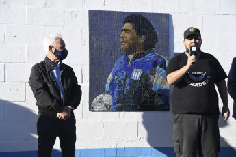 Buenos Aires, Argentina.- En las fotos tomadas el 30 de marzo del 2021, un mural con la imagen de Diego Armando Maradona con la campera de la "Academia" en su paso con entrenador de entidad, fue inaugurado este martes (30) en el estadio Presidente Perón de la institución de Avellaneda, a poco más de cuatro meses del fallecimiento del astro del fútbol mundial.