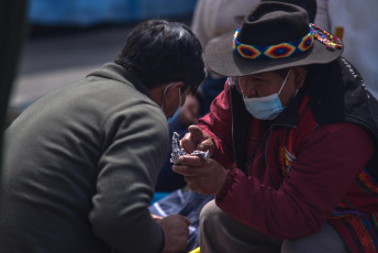 La Paz, Bolivia.- En las fotos tomadas el 25 de marzo del 2021, muestra la tradicional feria de la Alasita 2021, que se inauguró este miércoles en el Parque Urbano Central de la ciudad de La Paz. La cifra diaria de casos de coronavirus se acerca al millar en Bolivia. El Ministerio de Salud informó 973 nuevos contagios este miercoles. Se trata de la cantidad más alta de los últimos siete días, por debajo de los 1.068 reportados el 17 de marzo. La cifra acumulada de muertes llegó este miércoles a 12.107 en todo el país.