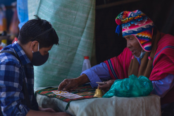 La Paz, Bolivia.- En las fotos tomadas el 25 de marzo del 2021, muestra la tradicional feria de la Alasita 2021, que se inauguró este miércoles en el Parque Urbano Central de la ciudad de La Paz. La cifra diaria de casos de coronavirus se acerca al millar en Bolivia. El Ministerio de Salud informó 973 nuevos contagios este miercoles. Se trata de la cantidad más alta de los últimos siete días, por debajo de los 1.068 reportados el 17 de marzo. La cifra acumulada de muertes llegó este miércoles a 12.107 en todo el país.