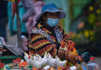 La Paz, Bolivia.- En las fotos tomadas el 25 de marzo del 2021, muestra la tradicional feria de la Alasita 2021, que se inauguró este miércoles en el Parque Urbano Central de la ciudad de La Paz. La cifra diaria de casos de coronavirus se acerca al millar en Bolivia. El Ministerio de Salud informó 973 nuevos contagios este miercoles. Se trata de la cantidad más alta de los últimos siete días, por debajo de los 1.068 reportados el 17 de marzo. La cifra acumulada de muertes llegó este miércoles a 12.107 en todo el país.