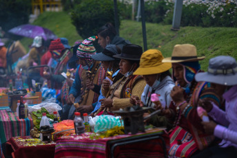 La Paz, Bolivia.- En las fotos tomadas el 25 de marzo del 2021, muestra la tradicional feria de la Alasita 2021, que se inauguró este miércoles en el Parque Urbano Central de la ciudad de La Paz. La cifra diaria de casos de coronavirus se acerca al millar en Bolivia. El Ministerio de Salud informó 973 nuevos contagios este miercoles. Se trata de la cantidad más alta de los últimos siete días, por debajo de los 1.068 reportados el 17 de marzo. La cifra acumulada de muertes llegó este miércoles a 12.107 en todo el país.