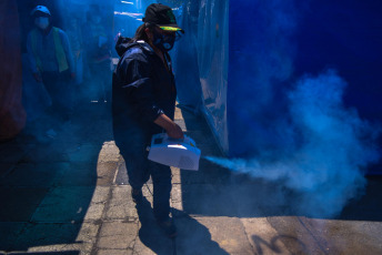 La Paz, Bolivia.- En las fotos tomadas el 25 de marzo del 2021, muestra la tradicional feria de la Alasita 2021, que se inauguró este miércoles en el Parque Urbano Central de la ciudad de La Paz. La cifra diaria de casos de coronavirus se acerca al millar en Bolivia. El Ministerio de Salud informó 973 nuevos contagios este miercoles. Se trata de la cantidad más alta de los últimos siete días, por debajo de los 1.068 reportados el 17 de marzo. La cifra acumulada de muertes llegó este miércoles a 12.107 en todo el país.