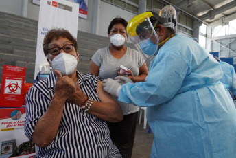 Lima, Perú.- En las fotos tomadas el 26 de marzo del 2021, muestra un centro de vacunación contra el coronavirus. La cifra de casos de coronavirus en Perú superó el millón y medio, y la de muertes alcanzó 50.831 desde que irrumpió la pandemia hace 12 meses, informó el Ministerio de Salud. Mientras, la vacunación contra el Covid-19 avanza a paso lento desde que empezó el 9 de febrero, debido a la falta de dosis cuya adquisición negocia el Gobierno.