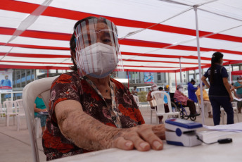 Lima, Peru.- In the photos taken on March 28, 2021, it shows a vaccination center against the coronavirus. The number of coronavirus cases in Peru exceeded one and a half million, since the pandemic broke out 12 months ago, the Ministry of Health reported. Meanwhile, vaccination against Covid-19 has advanced at a slow pace since it began on February 9, due to the lack of doses whose acquisition is negotiated by the Government.