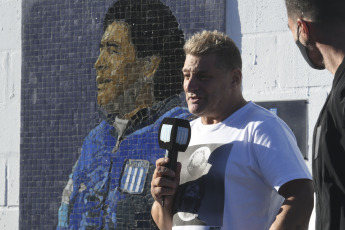 Buenos Aires, Argentina.- En las fotos tomadas el 30 de marzo del 2021, un mural con la imagen de Diego Armando Maradona con la campera de la "Academia" en su paso con entrenador de entidad, fue inaugurado este martes (30) en el estadio Presidente Perón de la institución de Avellaneda, a poco más de cuatro meses del fallecimiento del astro del fútbol mundial.