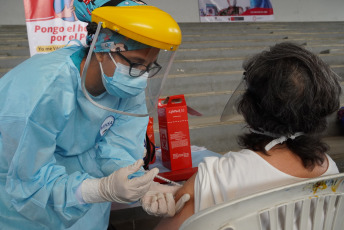 Lima, Perú.- En las fotos tomadas el 26 de marzo del 2021, muestra un centro de vacunación contra el coronavirus. La cifra de casos de coronavirus en Perú superó el millón y medio, y la de muertes alcanzó 50.831 desde que irrumpió la pandemia hace 12 meses, informó el Ministerio de Salud. Mientras, la vacunación contra el Covid-19 avanza a paso lento desde que empezó el 9 de febrero, debido a la falta de dosis cuya adquisición negocia el Gobierno.