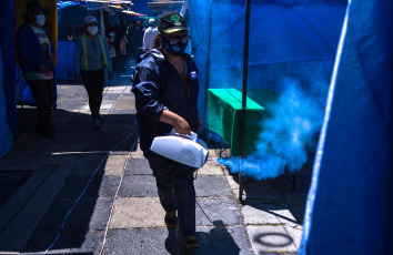 La Paz, Bolivia.- En las fotos tomadas el 25 de marzo del 2021, muestra la tradicional feria de la Alasita 2021, que se inauguró este miércoles en el Parque Urbano Central de la ciudad de La Paz. La cifra diaria de casos de coronavirus se acerca al millar en Bolivia. El Ministerio de Salud informó 973 nuevos contagios este miercoles. Se trata de la cantidad más alta de los últimos siete días, por debajo de los 1.068 reportados el 17 de marzo. La cifra acumulada de muertes llegó este miércoles a 12.107 en todo el país.