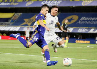 Buenos Aires, Argentina.- En las fotos tomadas el 21 de marzo del 2021, Boca Juniors enfrenta a Talleres, de Córdoba, por la sexta fecha de la Copa de la Liga Profesional en la Bombonera en Buenos Aires. Talleres le ganó 2-1 a Boca. Carlos Auzqui y Valoyes anotaron para la visita. Santos, en contra, había empatado transitoriamente para el dueño de casa, luego de un desvío a la salida de un córner.