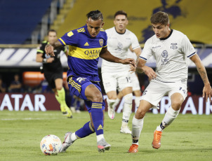 Buenos Aires, Argentina.- En las fotos tomadas el 21 de marzo del 2021, Boca Juniors enfrenta a Talleres, de Córdoba, por la sexta fecha de la Copa de la Liga Profesional en la Bombonera en Buenos Aires. Talleres le ganó 2-1 a Boca. Carlos Auzqui y Valoyes anotaron para la visita. Santos, en contra, había empatado transitoriamente para el dueño de casa, luego de un desvío a la salida de un córner.