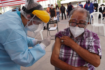 Lima, Perú.- En las fotos tomadas el 26 de marzo del 2021, muestra un centro de vacunación contra el coronavirus. La cifra de casos de coronavirus en Perú superó el millón y medio, y la de muertes alcanzó 50.831 desde que irrumpió la pandemia hace 12 meses, informó el Ministerio de Salud. Mientras, la vacunación contra el Covid-19 avanza a paso lento desde que empezó el 9 de febrero, debido a la falta de dosis cuya adquisición negocia el Gobierno.