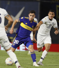 Buenos Aires, Argentina.- En las fotos tomadas el 21 de marzo del 2021, Boca Juniors enfrenta a Talleres, de Córdoba, por la sexta fecha de la Copa de la Liga Profesional en la Bombonera en Buenos Aires. Talleres le ganó 2-1 a Boca. Carlos Auzqui y Valoyes anotaron para la visita. Santos, en contra, había empatado transitoriamente para el dueño de casa, luego de un desvío a la salida de un córner.