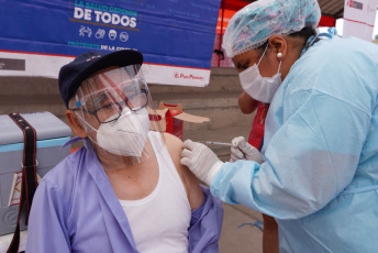 Lima, Peru.- In the photos taken on March 28, 2021, it shows a vaccination center against the coronavirus. The number of coronavirus cases in Peru exceeded one and a half million, since the pandemic broke out 12 months ago, the Ministry of Health reported. Meanwhile, vaccination against Covid-19 has advanced at a slow pace since it began on February 9, due to the lack of doses whose acquisition is negotiated by the Government.