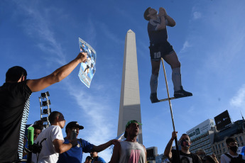 Buenos Aires, Argentina.- In the photo taken on March 10, 2021, with the arrival of his daughters Dalma and Gianinna, the march began at the Obelisk of Buenos Aires to demand justice after the death of Diego Maradona.