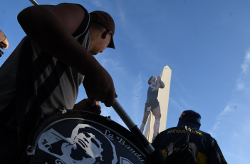 Buenos Aires, Argentina.- In the photo taken on March 10, 2021, with the arrival of his daughters Dalma and Gianinna, the march began at the Obelisk of Buenos Aires to demand justice after the death of Diego Maradona.