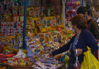 La Paz, Bolivia.- En las fotos tomadas el 25 de marzo del 2021, muestra la tradicional feria de la Alasita 2021, que se inauguró este miércoles en el Parque Urbano Central de la ciudad de La Paz. La cifra diaria de casos de coronavirus se acerca al millar en Bolivia. El Ministerio de Salud informó 973 nuevos contagios este miercoles. Se trata de la cantidad más alta de los últimos siete días, por debajo de los 1.068 reportados el 17 de marzo. La cifra acumulada de muertes llegó este miércoles a 12.107 en todo el país.