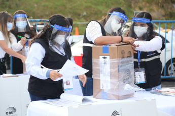 Guayaquil, Ecuador.- En las fotos tomadas el 26 de marzo del 2021, autoridades preparan el proceso de voto en casa a nivel nacional en medio de la pandemia de coronavirus. El Consejo Nacional Electoral (CNE) de Ecuador concluyo este jueves el proceso de impresión de papeletas para la segunda vuelta de los comicios presidenciales, prevista el 11 de abril próximo.