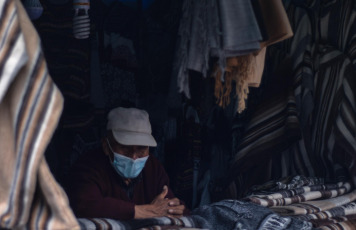 La Paz, Bolivia.- En las fotos tomadas el 25 de marzo del 2021, muestra la tradicional feria de la Alasita 2021, que se inauguró este miércoles en el Parque Urbano Central de la ciudad de La Paz. La cifra diaria de casos de coronavirus se acerca al millar en Bolivia. El Ministerio de Salud informó 973 nuevos contagios este miercoles. Se trata de la cantidad más alta de los últimos siete días, por debajo de los 1.068 reportados el 17 de marzo. La cifra acumulada de muertes llegó este miércoles a 12.107 en todo el país.