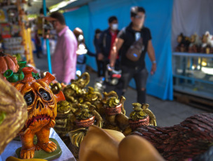 La Paz, Bolivia.- En las fotos tomadas el 25 de marzo del 2021, muestra la tradicional feria de la Alasita 2021, que se inauguró este miércoles en el Parque Urbano Central de la ciudad de La Paz. La cifra diaria de casos de coronavirus se acerca al millar en Bolivia. El Ministerio de Salud informó 973 nuevos contagios este miercoles. Se trata de la cantidad más alta de los últimos siete días, por debajo de los 1.068 reportados el 17 de marzo. La cifra acumulada de muertes llegó este miércoles a 12.107 en todo el país.