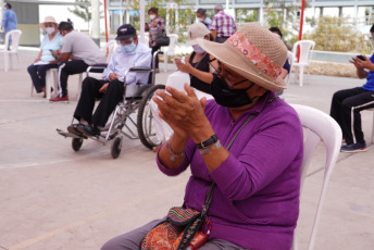 Lima, Perú.- En las fotos tomadas el 26 de marzo del 2021, muestra un centro de vacunación contra el coronavirus. La cifra de casos de coronavirus en Perú superó el millón y medio, y la de muertes alcanzó 50.831 desde que irrumpió la pandemia hace 12 meses, informó el Ministerio de Salud. Mientras, la vacunación contra el Covid-19 avanza a paso lento desde que empezó el 9 de febrero, debido a la falta de dosis cuya adquisición negocia el Gobierno.