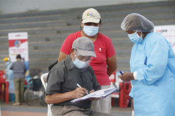 Lima, Perú.- En las fotos tomadas el 26 de marzo del 2021, muestra un centro de vacunación contra el coronavirus. La cifra de casos de coronavirus en Perú superó el millón y medio, y la de muertes alcanzó 50.831 desde que irrumpió la pandemia hace 12 meses, informó el Ministerio de Salud. Mientras, la vacunación contra el Covid-19 avanza a paso lento desde que empezó el 9 de febrero, debido a la falta de dosis cuya adquisición negocia el Gobierno.