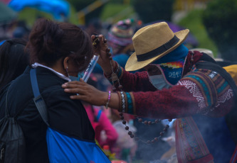 La Paz, Bolivia.- En las fotos tomadas el 25 de marzo del 2021, muestra la tradicional feria de la Alasita 2021, que se inauguró este miércoles en el Parque Urbano Central de la ciudad de La Paz. La cifra diaria de casos de coronavirus se acerca al millar en Bolivia. El Ministerio de Salud informó 973 nuevos contagios este miercoles. Se trata de la cantidad más alta de los últimos siete días, por debajo de los 1.068 reportados el 17 de marzo. La cifra acumulada de muertes llegó este miércoles a 12.107 en todo el país.