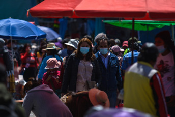 La Paz, Bolivia.- En las fotos tomadas el 25 de marzo del 2021, muestra la tradicional feria de la Alasita 2021, que se inauguró este miércoles en el Parque Urbano Central de la ciudad de La Paz. La cifra diaria de casos de coronavirus se acerca al millar en Bolivia. El Ministerio de Salud informó 973 nuevos contagios este miercoles. Se trata de la cantidad más alta de los últimos siete días, por debajo de los 1.068 reportados el 17 de marzo. La cifra acumulada de muertes llegó este miércoles a 12.107 en todo el país.