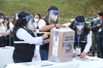 Guayaquil, Ecuador.- En las fotos tomadas el 26 de marzo del 2021, autoridades preparan el proceso de voto en casa a nivel nacional en medio de la pandemia de coronavirus. El Consejo Nacional Electoral (CNE) de Ecuador concluyo este jueves el proceso de impresión de papeletas para la segunda vuelta de los comicios presidenciales, prevista el 11 de abril próximo.