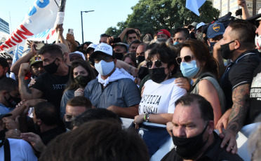 Buenos Aires, Argentina.- In the photo taken on March 10, 2021, with the arrival of his daughters Dalma and Gianinna (photo), the march began at the Obelisk of Buenos Aires to demand justice after the death of Diego Maradona.