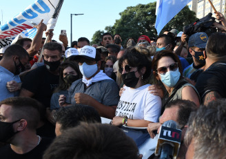 Buenos Aires, Argentina.- En la foto tomada el 10 de marzo de 2021, con la llegada de sus hijas Dalma y Gianinna comenzó la marcha en el Obelisco de Buenos Aires para pedir justicia tras la muerte de Diego Maradona.