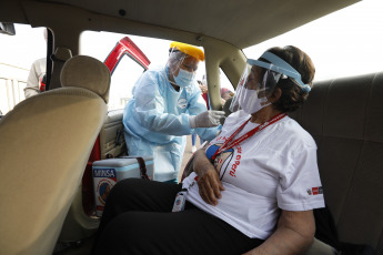 Lima, Perú.- En las fotos tomadas el 26 de marzo del 2021, muestra un centro de vacunación contra el coronavirus. La cifra de casos de coronavirus en Perú superó el millón y medio, y la de muertes alcanzó 50.831 desde que irrumpió la pandemia hace 12 meses, informó el Ministerio de Salud. Mientras, la vacunación contra el Covid-19 avanza a paso lento desde que empezó el 9 de febrero, debido a la falta de dosis cuya adquisición negocia el Gobierno.